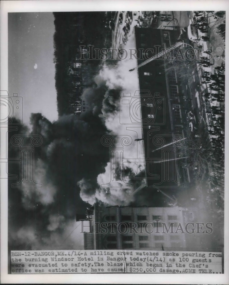 1950 Press Photo Crowd Watches Smoke Billowing From Bangor Hotel - Historic Images