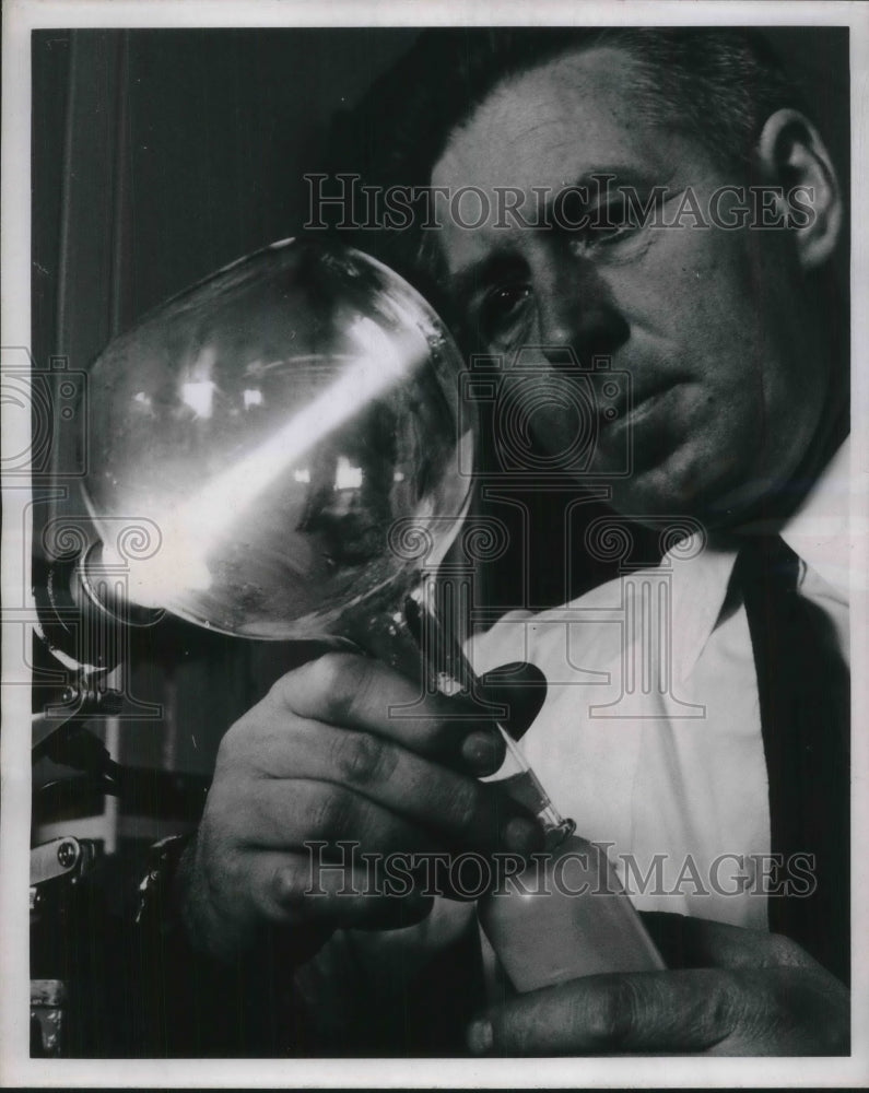 1953 Press Photo Dr Vincent Schafer General Electric made indoor clouds in a - Historic Images