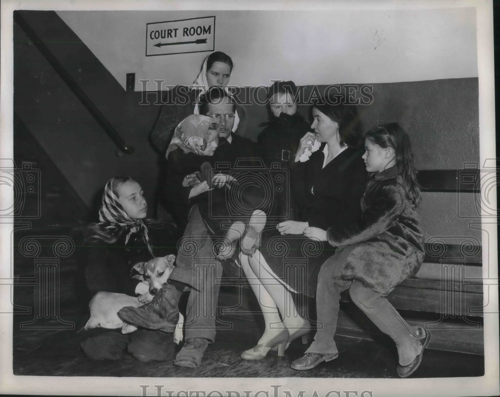 1946 Press Photo Mr. and Mrs. Robert Saddington Evicted staying at Philadelphia - Historic Images