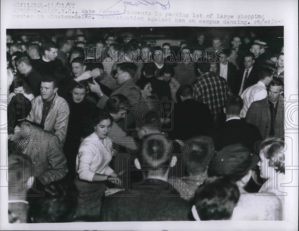 1957 Press Photo Wake Forest Students Demonstrate Against Ban on Campus Dancing-Historic Images