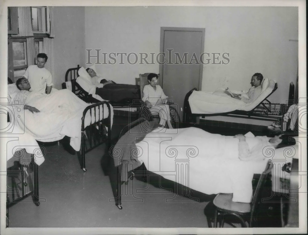 1900 Press Photo Patients of Convalescent Stages Are Assembled - Historic Images