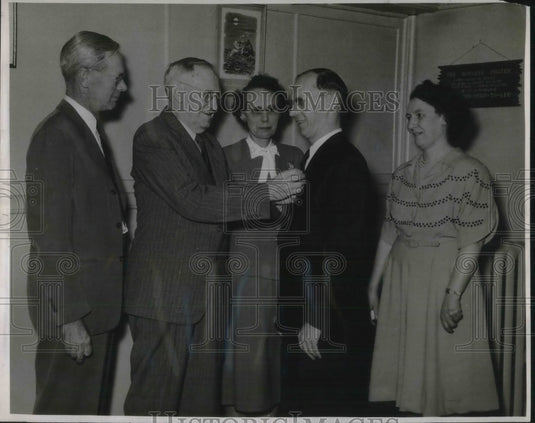 1948 Press Photo 25 years of service with Tappan Stove Co. Harold O. Dysart - Historic Images