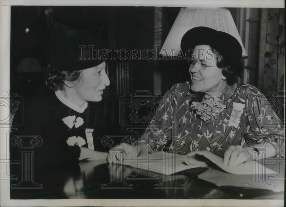 1937 Zita Hoegen And Mariam Marks Discuss Catechetical Congress - Historic Images