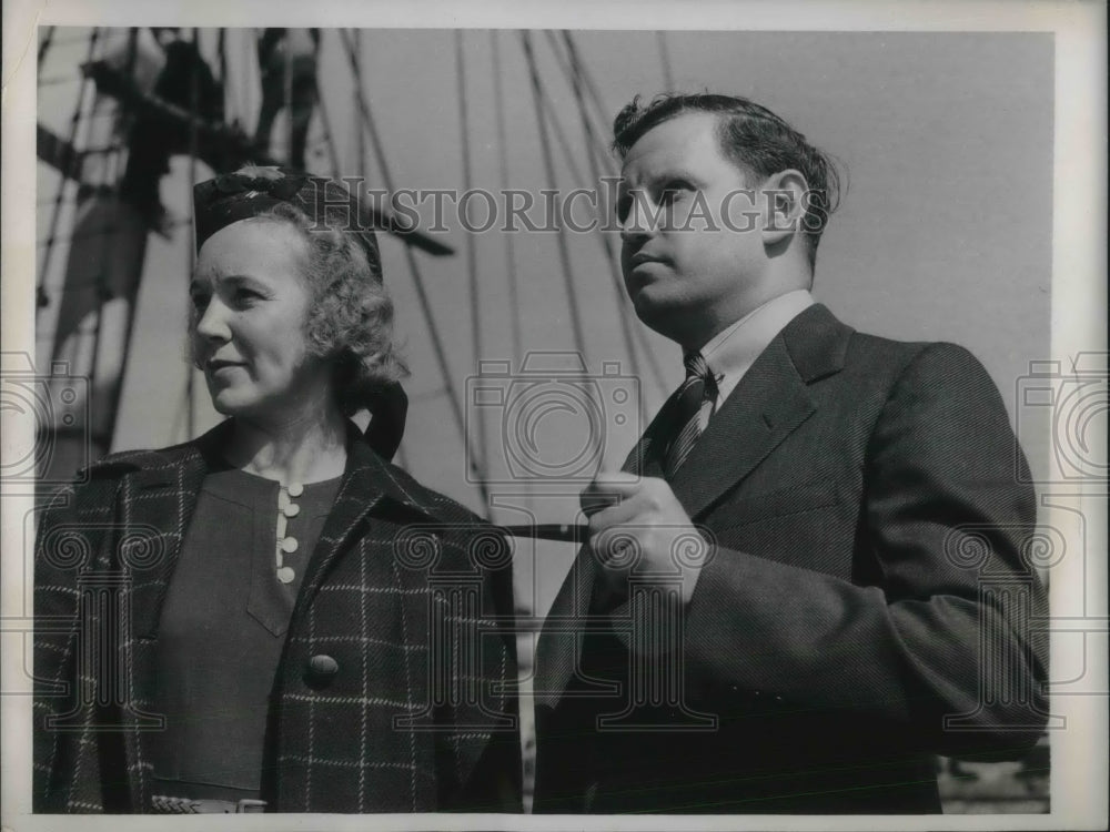 1939 Press Photo Explorer Roger Hawthorne And Wife Watch Antartcic Ship Prep - Historic Images