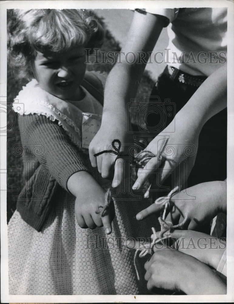 1960 Press Photo Pamela Ann McCaffrey &amp; Schoolmates with Fingers Tied-Historic Images