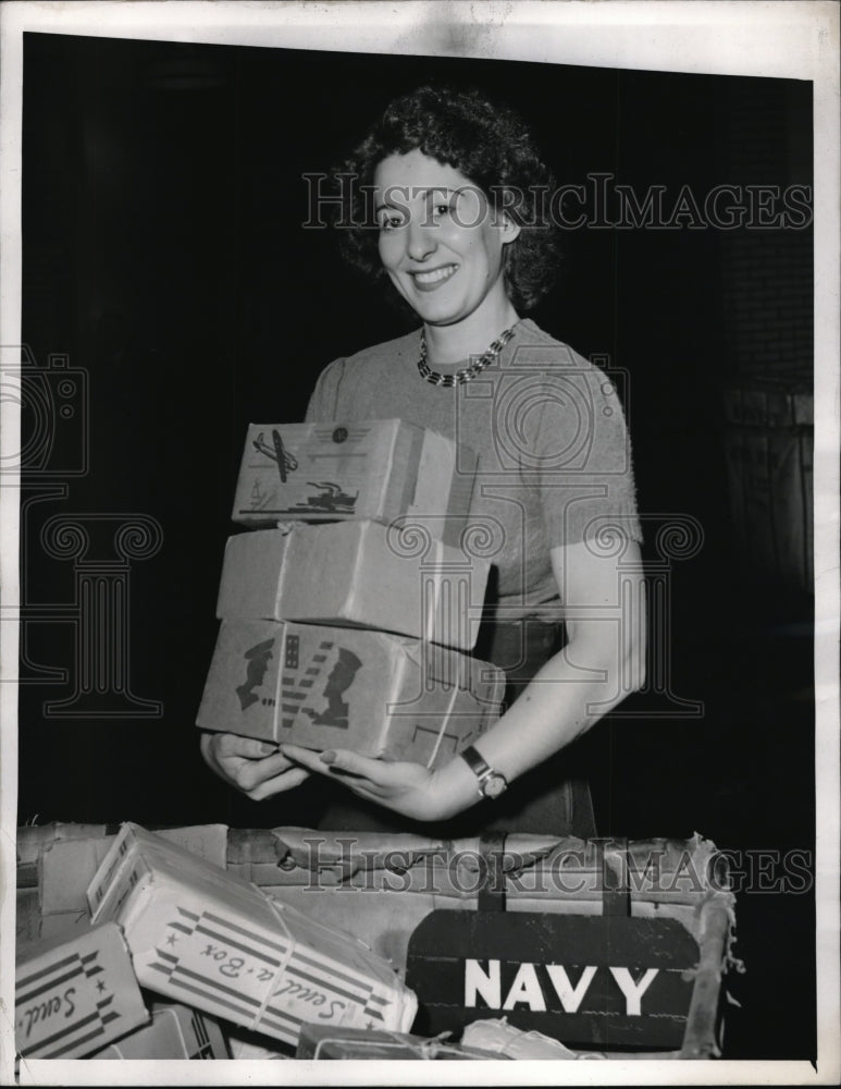 1943 Press Photo NY Postal worker during holiday rush (World War II) - nec24534 - Historic Images