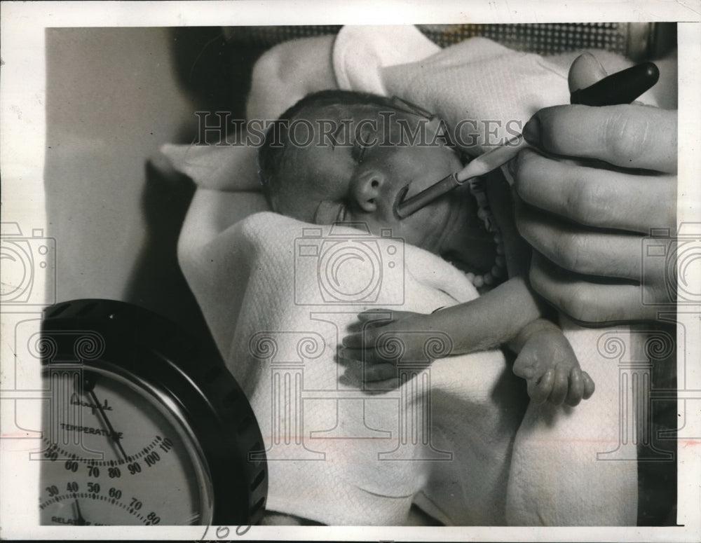 1942 Press Photo preemie Judy Lehman fed with eyedropper by nurse Lucille Ashley - Historic Images