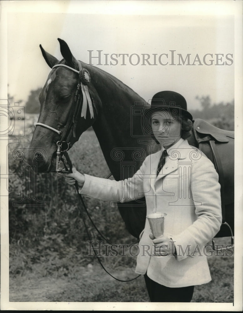 1941 Miss Nancy Lauder with her horse Scarlett O&#39;Hara - Historic Images