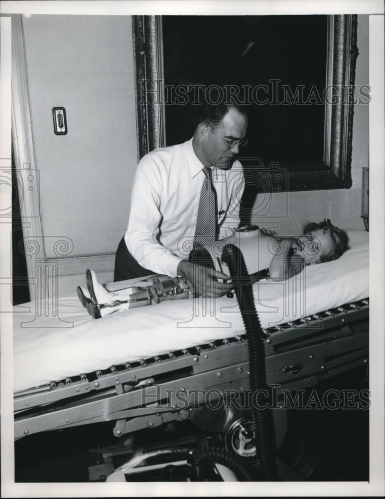 1952 Press Photo Joan Brickfield, Dr. James Whittenberger, Portable Respirator - Historic Images