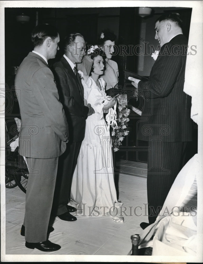 1942 Press Photo Iola Taylor Swinnerton Marries Theron Warren, Eugene Daniels - Historic Images