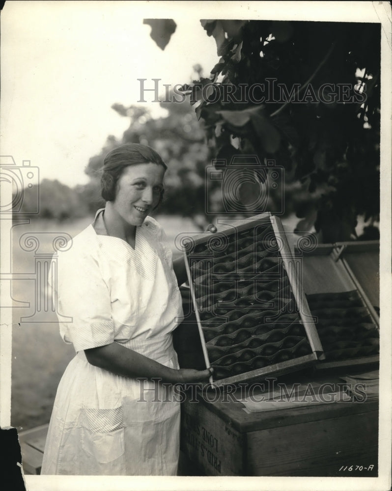 1923 Lady Displaying California Figs in Fresno - Historic Images