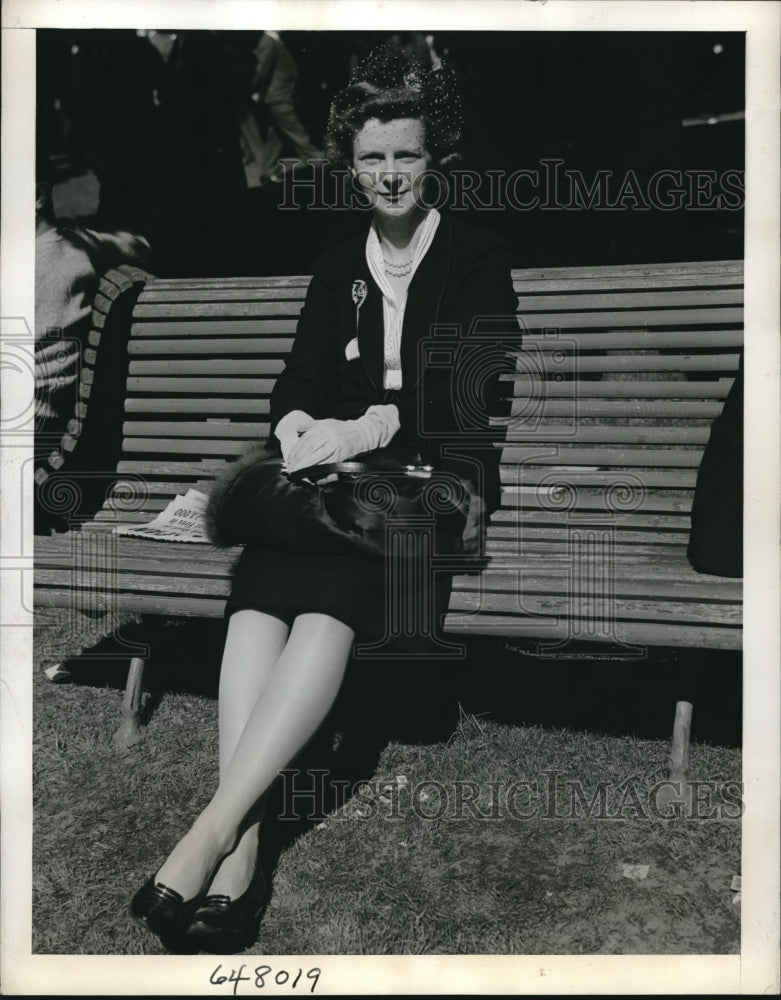 1942 Press Photo Mrs A Charles Schwartz At Belmont Park On Opening Day - Historic Images