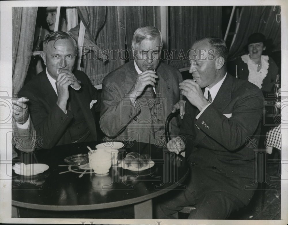 1934 Press Photo Couch is host for FRC force - Historic Images