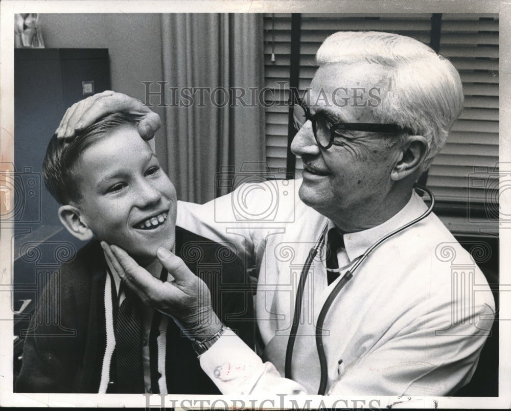 1962 Press Photo Wayne Thomas Wright with Doctor Louis J, Penne in Ohio - Historic Images