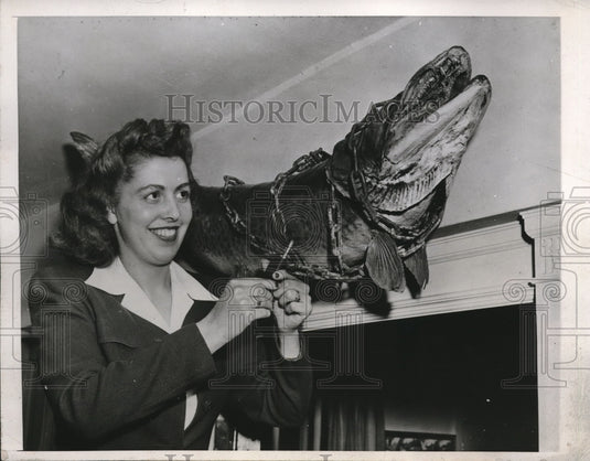 1946 Press Photo Wanda DeRosia Poses With Stuffed Fish In Lobby Of Curtis Hotel - Historic Images
