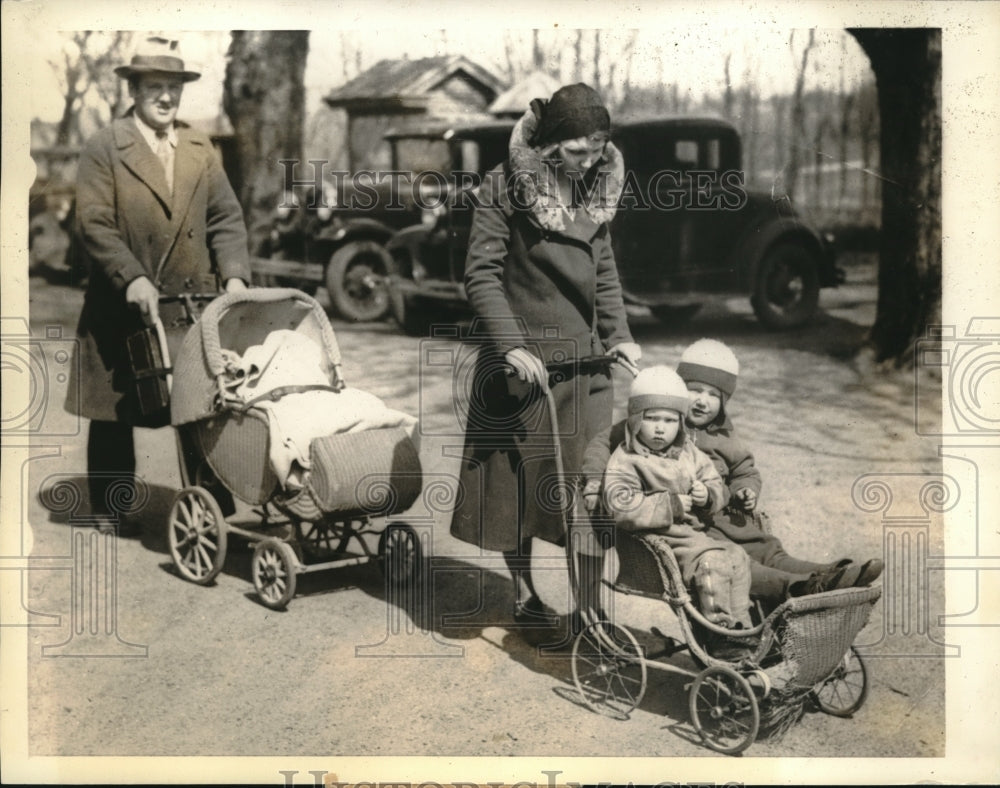 1933 Press Photo Lewis Gibson w/ his wife &amp; 3 children as they arrived in NJ - Historic Images