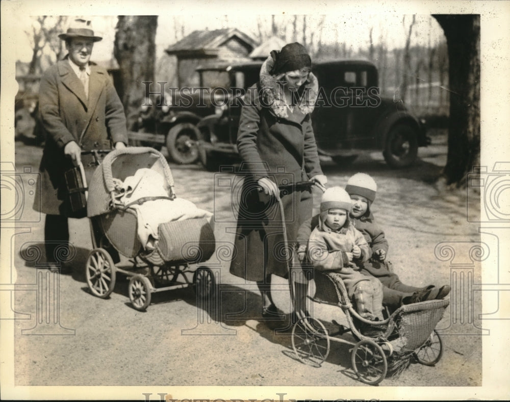 1933 Press Photo Lewis Gibson w/ his wife & 3 children as they arrived in NJ - Historic Images
