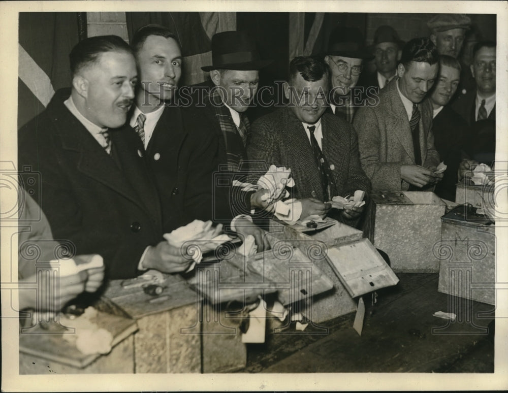 1937 Press Photo Members United Auto Workers Local 222 Approve Agreement - Historic Images