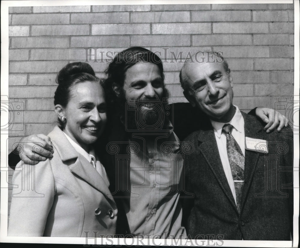 1971 Press Photo Mr. &amp; Mrs. Samuel Forgeston and Son Jeff Win New York Lottery - Historic Images