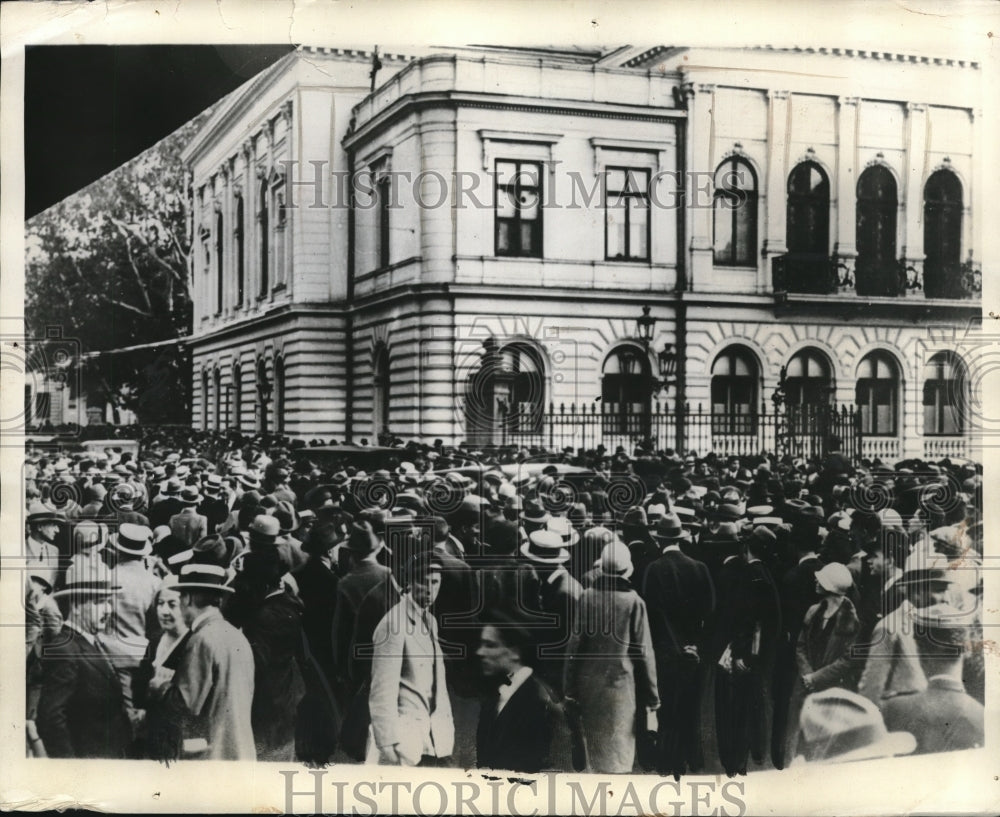 1930 Press Photo Crowds Greet King Carol In Bucharest - nec25128 - Historic Images