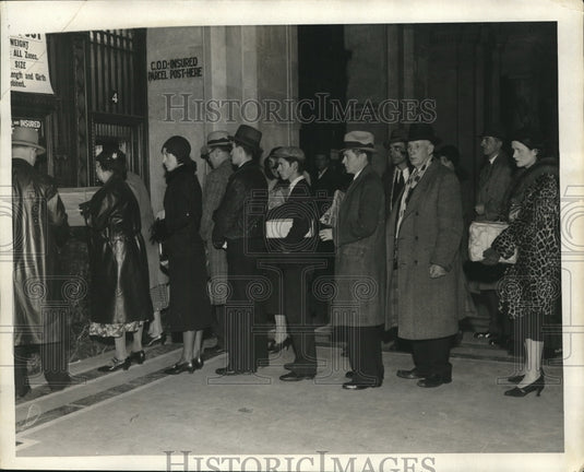 1931 People Wait In Line To Mail Packages Before Christmas - Historic Images