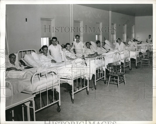 1942 First Naval Casualties Of War Arrive Back Home - Historic Images