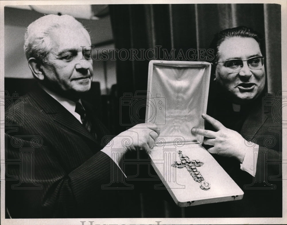 1967 Press Photo a jeweled pectoral cross given by Pope Paul VI was sold for UN - Historic Images