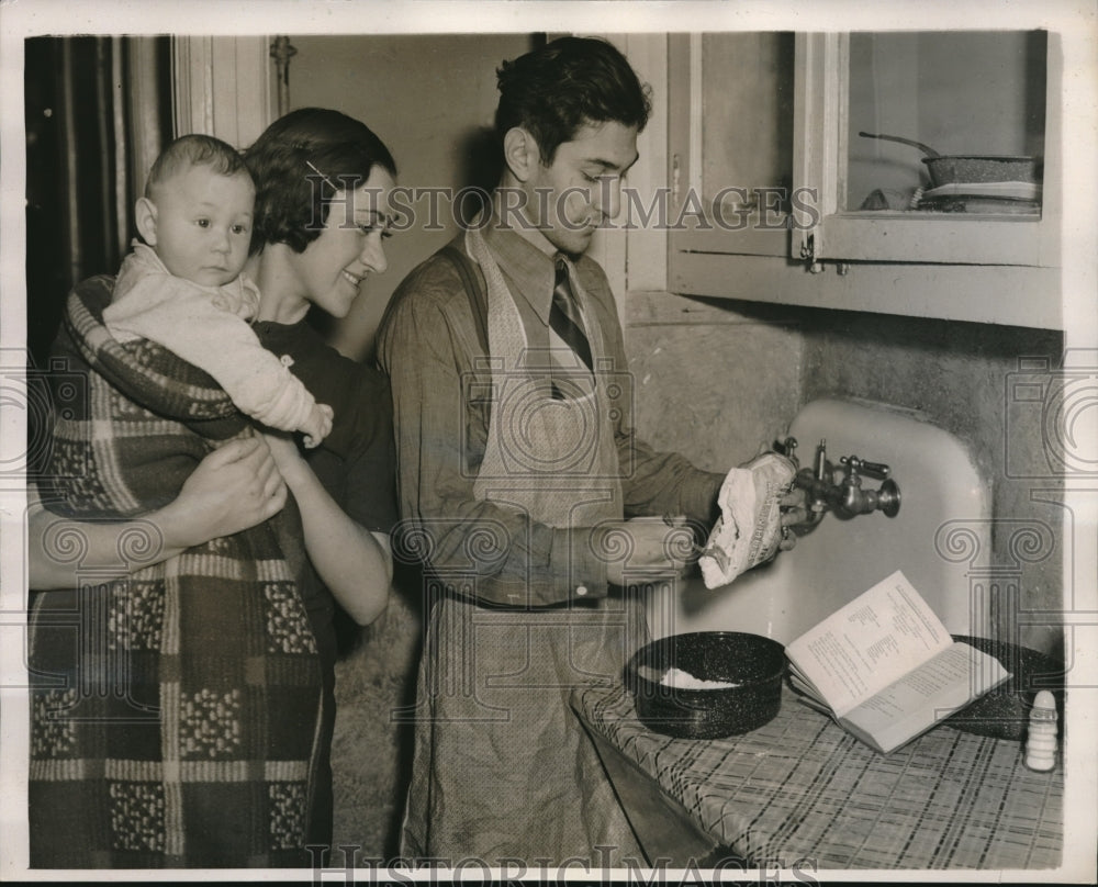 1939 Press Photo Father takes over house wife duties - Historic Images