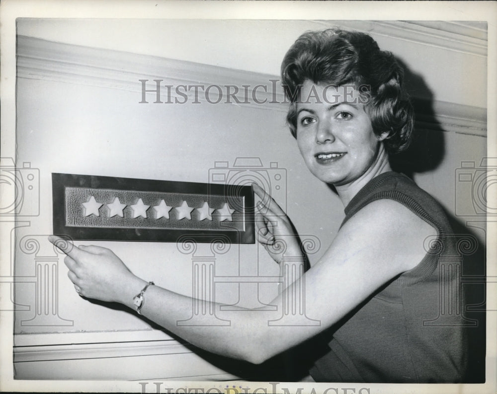 1963 Press Photo Holding up a 7 star plate for congress - Historic Images