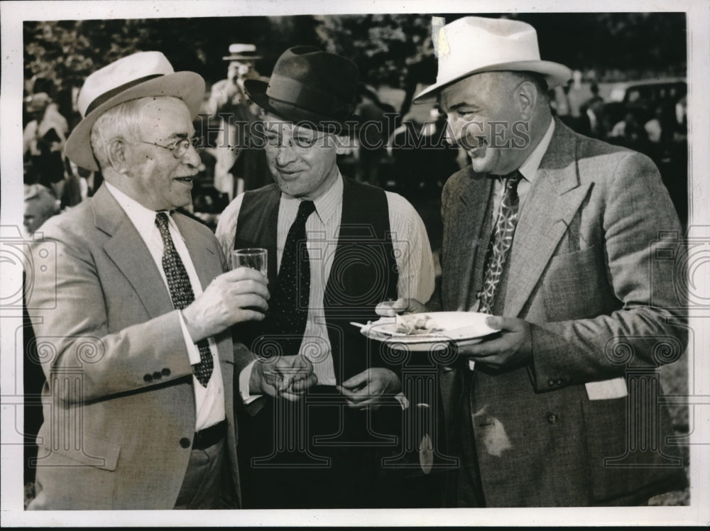 1938 At annual press club outing Ft. Hunt VA. - Historic Images