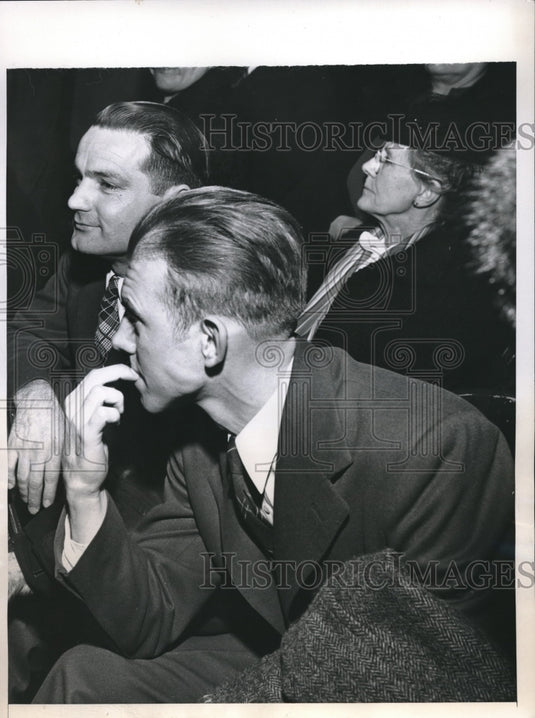 1946 Frmr Lt Farnsworth waits for British bride and child to arrive - Historic Images