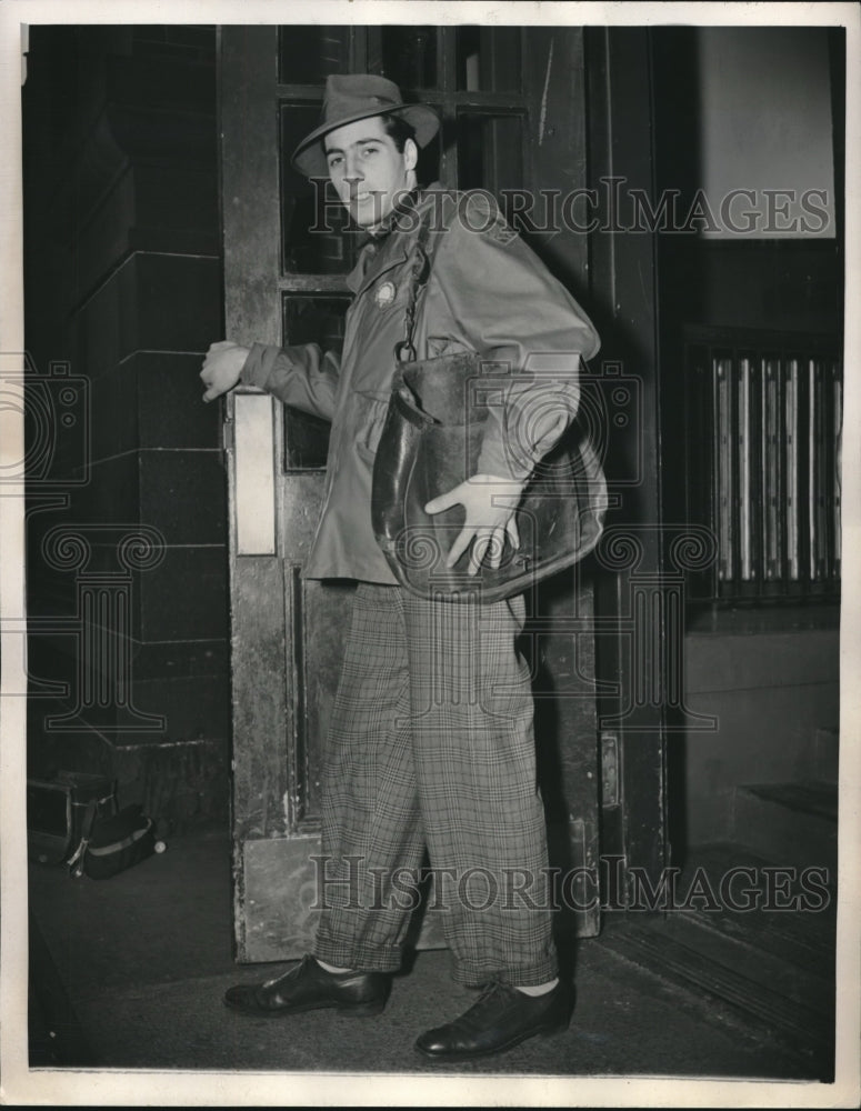 1949 Press Photo Guido Ferrari, temporary mailman and saved an elderly woman - Historic Images