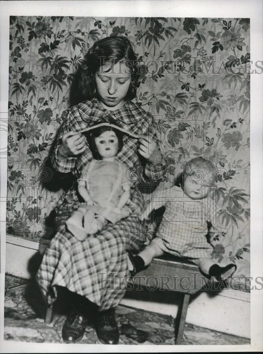 1934 Press Photo Mrs. Joseph Grone, 14 year old bride, does school lessons-Historic Images
