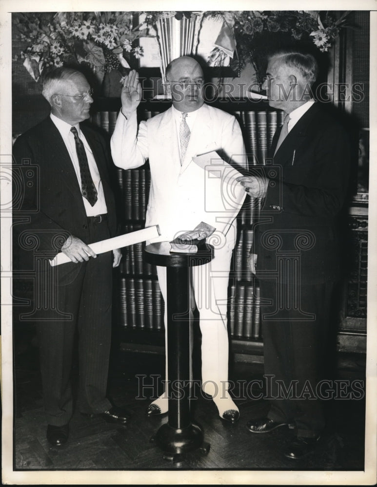 1934 Press Photo August E. Giegenack Takes Oath, H.H. Wright, George Carter-Historic Images