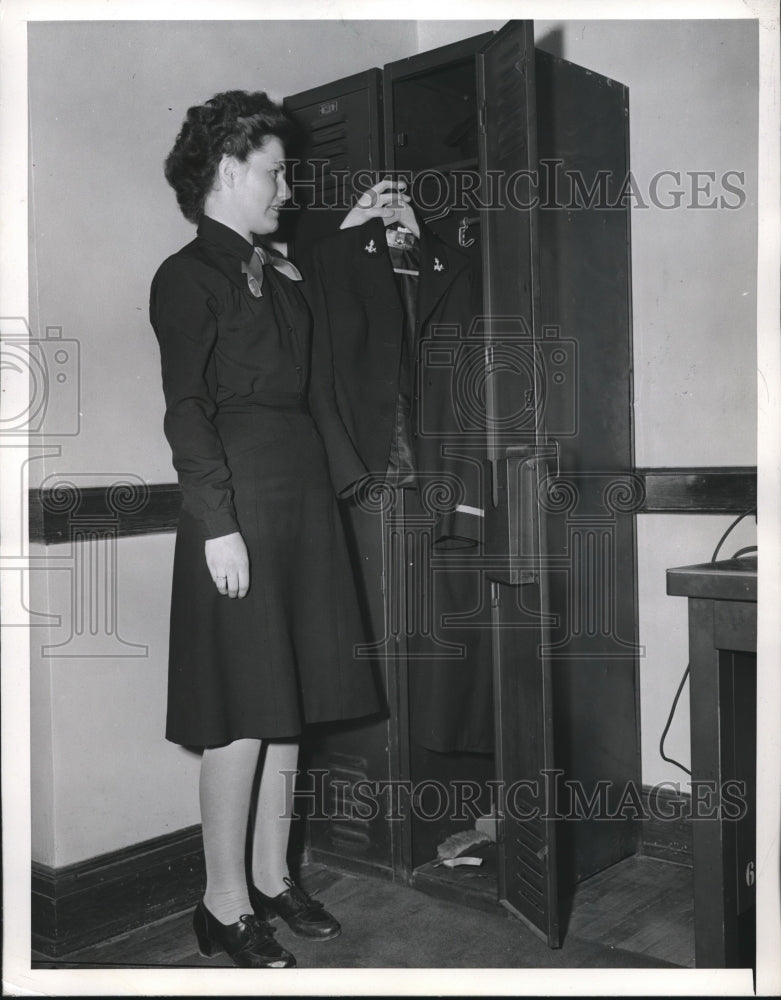 1943 Press Photo Mary Mcardie Polishing her uniform at US Naval Training School - Historic Images