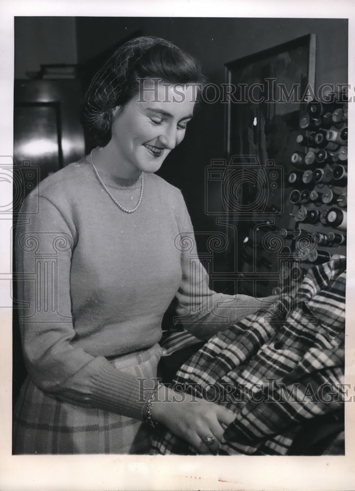 1946 Press Photo Maud Nienenhills UNRRA Clothing Drive - Historic Images