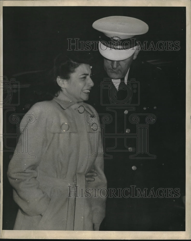 1943 Pearl Leonard with Maj. Rudolph Wehking of city police - Historic Images