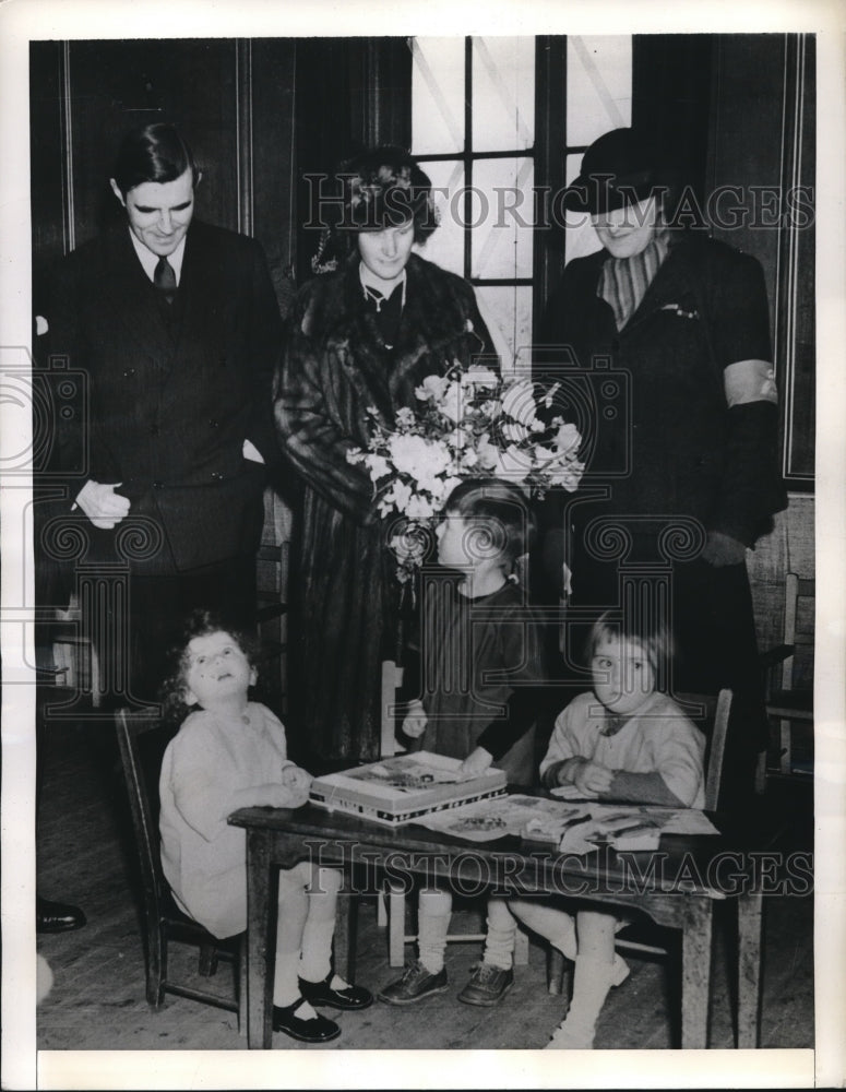 1941 Press Photo Mr &amp; Mrs John Winet US Ambassador visit London England nursury - Historic Images