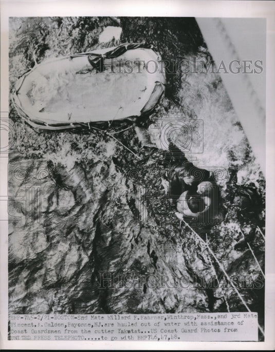 1952 Press Photo Willard F. Fahrner and Vincent A. Caldon hauled out of water.-Historic Images