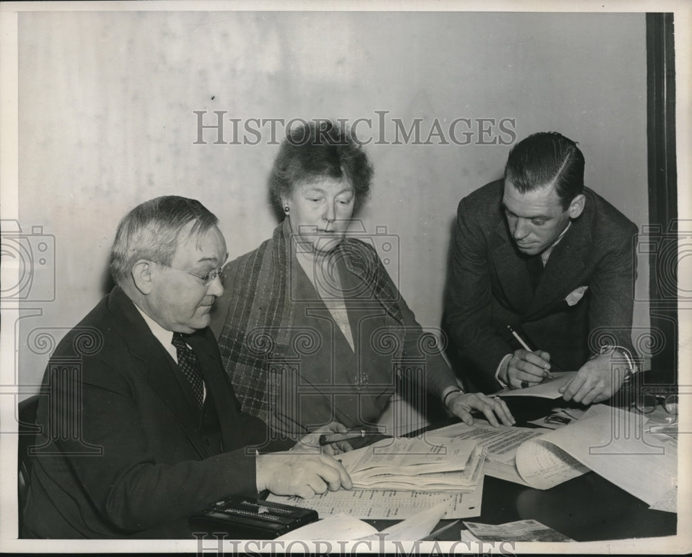 1940 Press Photo Committee studies housing for republican delegates in Penn. - Historic Images