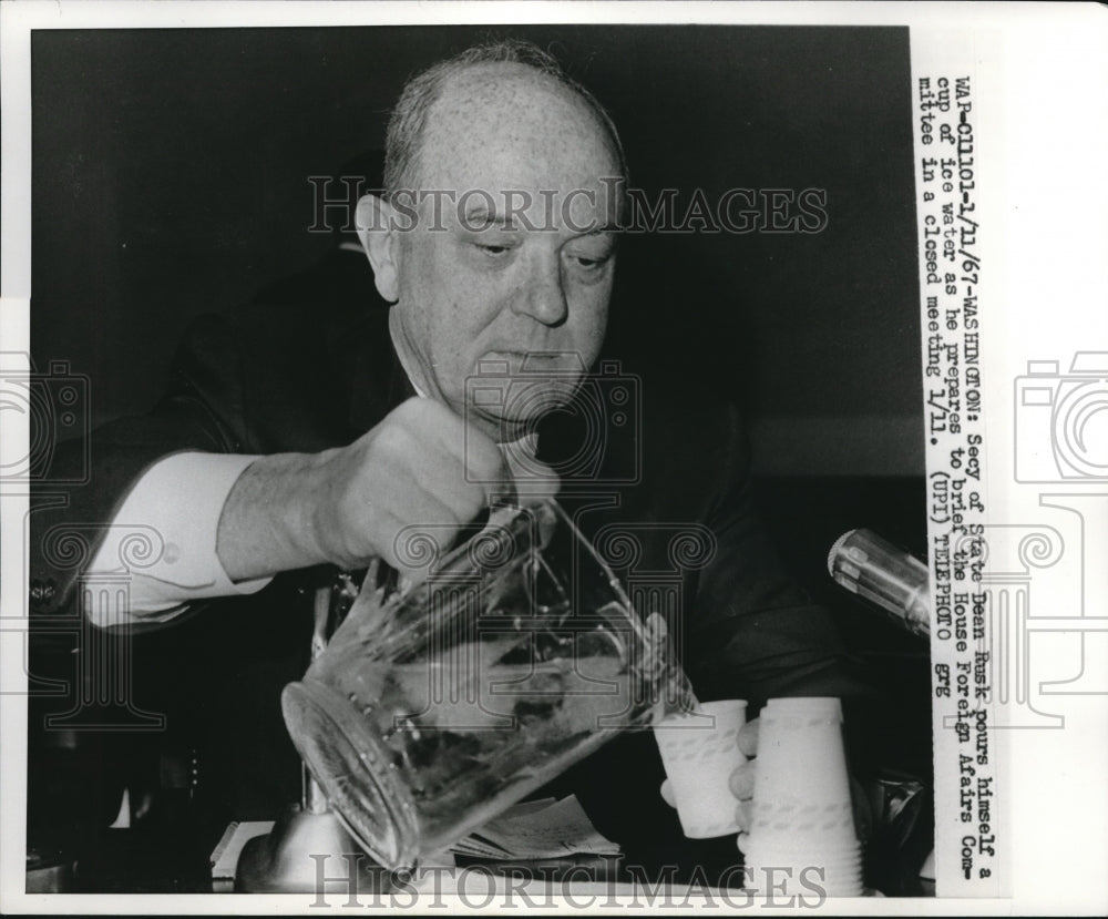 1967 Press Photo Secretary Of State Dean Rusk Pours Himself Some Water - Historic Images