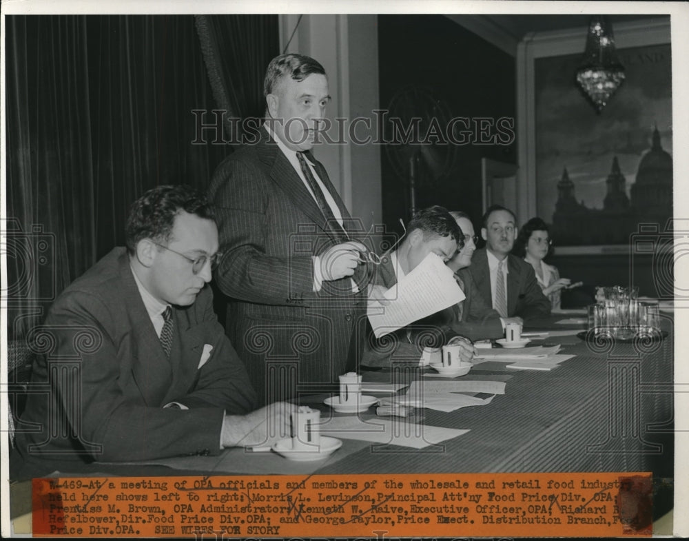 1943 OPA Officials And Retail And Wholesale Food Execs At Meeting - Historic Images