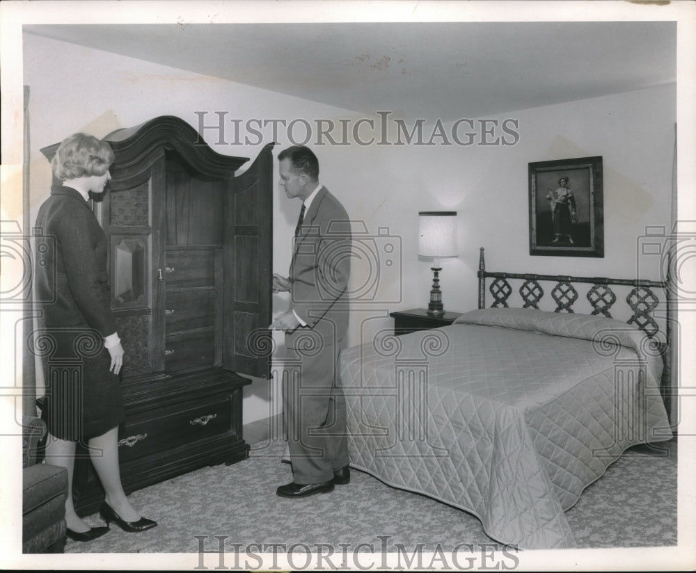 1965 Press Photo John Phillips Shows Sue Wargo Spanish Armoire In Luxury Bedroom - Historic Images