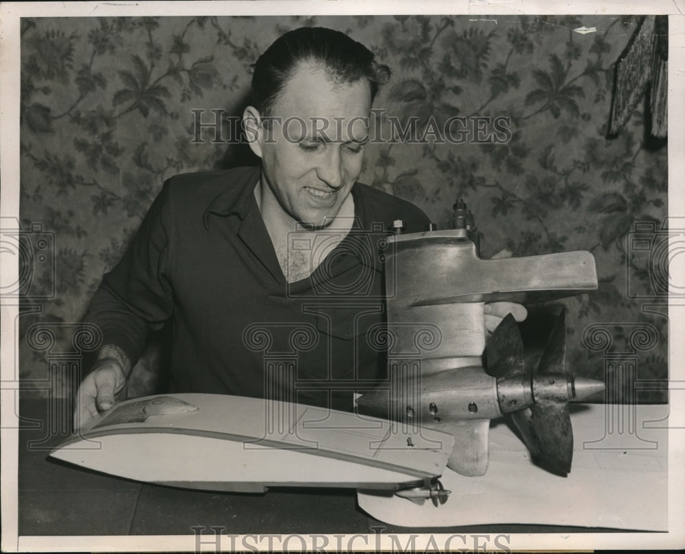 1941 Press Photo Pete Di Michelie Invented Torpedo Boat That Looks LIke Barge - Historic Images