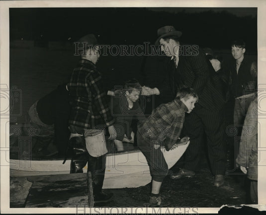 1943 Press Photo Red Cross Workers Evacuate Children From Cincinnati Flood - Historic Images
