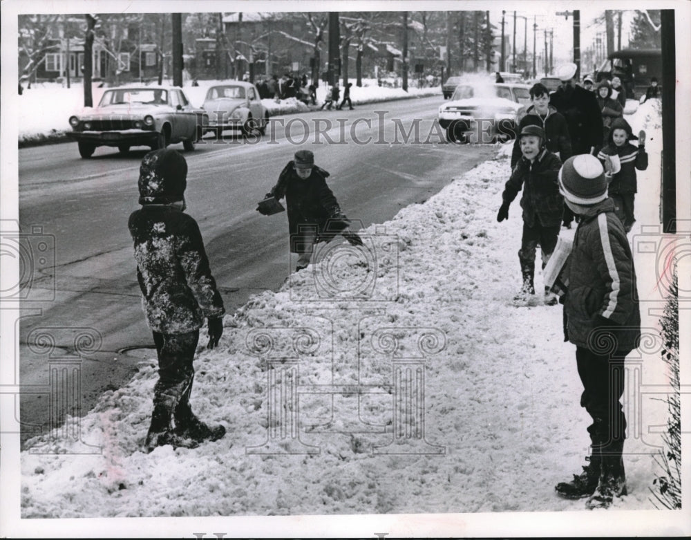 1966 Press Photo Children Play In Snow Across From Fairfax School In Cleveland - Historic Images