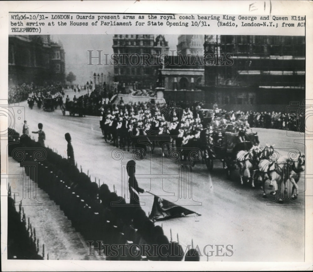 1950 Press Photo Guards Present Arms As British Royal Coach Comes To Parliament-Historic Images