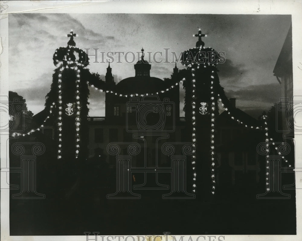 1933 Press Photo Fredensborg Castle Denmark Lit Up For Prince Knud Royal Wedding - Historic Images