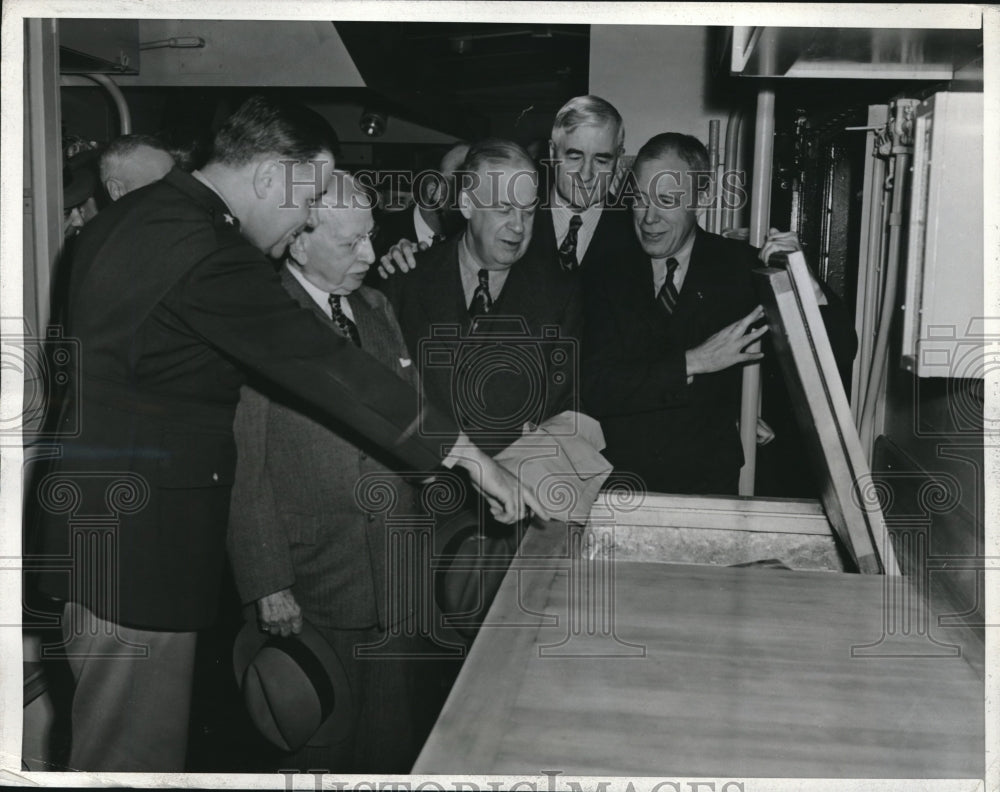 1943 Press Photo Military Officials Preview Kitchen Car At Union Station DC - Historic Images