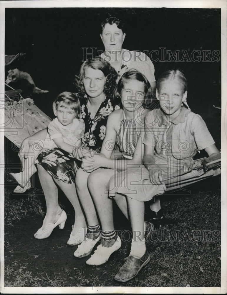 1940 Press Photo Family befriended after hitchhiking 2,000 miles - nec26279 - Historic Images